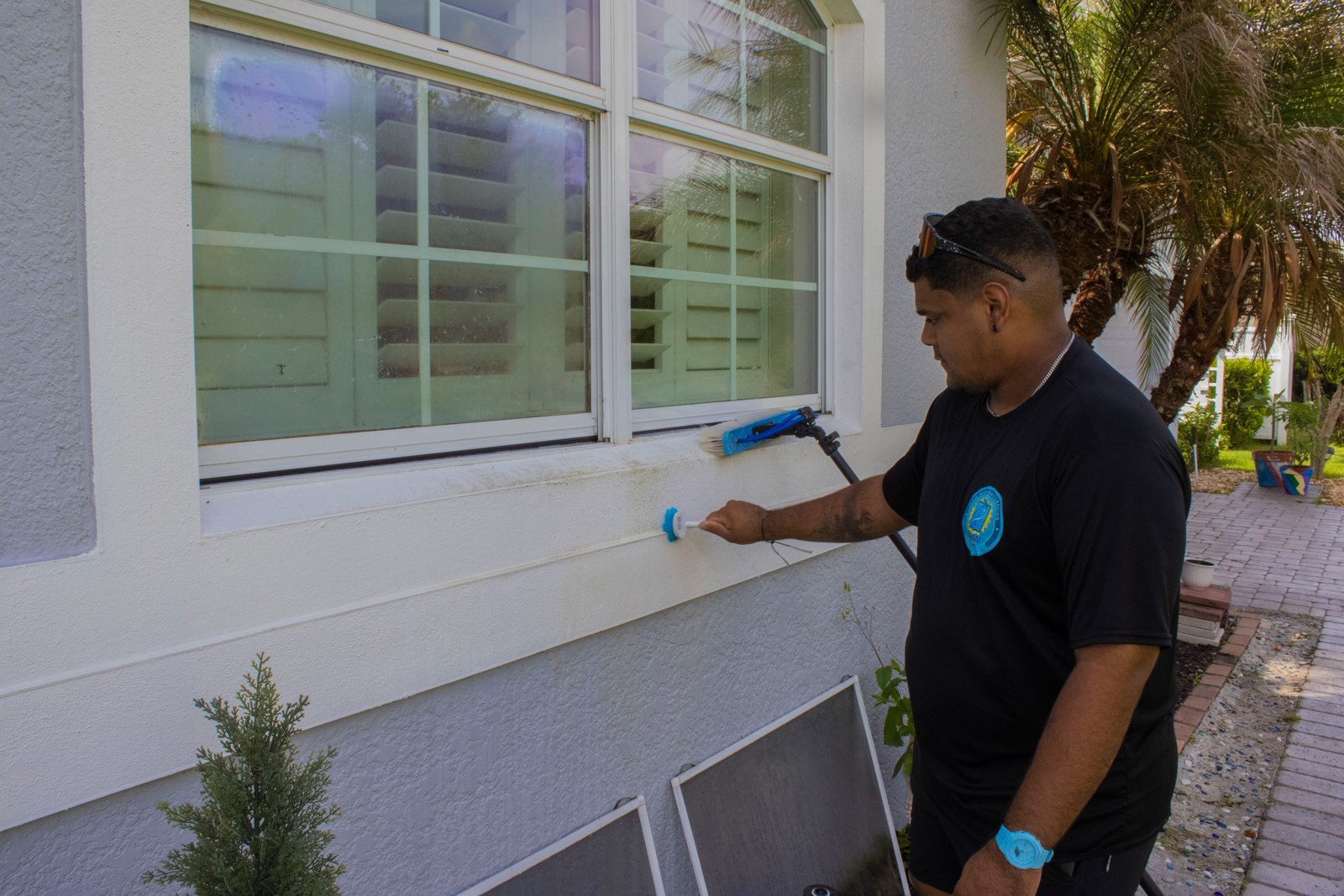 Screen Cleaning in Saint Cloud, FL: technician working beside a removed screen